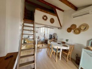 Joli cocon sous les toits au cœur de Vence et sa charmante terrasse tropezienne