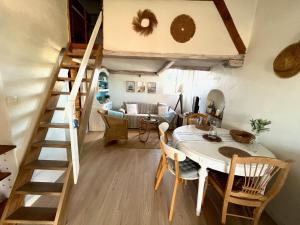 Joli cocon sous les toits au cœur de Vence et sa charmante terrasse tropezienne