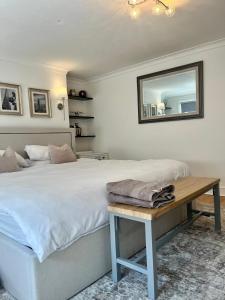 Spacious 2-bed flat with garden, 3 minutes walk from Oval tube station