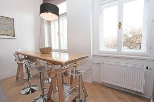 Stylish River-view Apartment