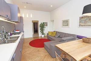 Stylish River-view Apartment