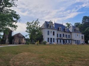 B&B / Chambres d'hotes Chateau St Sulpice Chambre Pampilles : photos des chambres
