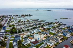 Edgewater Acres --- 39157 Garfield Ave