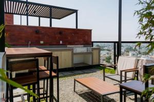 Brezzo Poolside Living 2BR in Miraflores