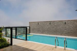 Brezzo Poolside Living 2BR in Miraflores