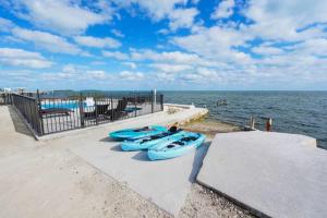 Stylish Oceanview Getaway w Pool Hot Tub