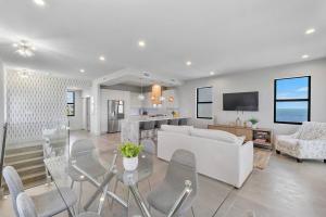 Stylish Oceanview Getaway w Pool Hot Tub