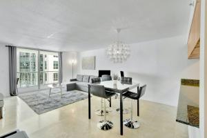 Newly Renovated 1BR APT with Pool, Gym, and WFH