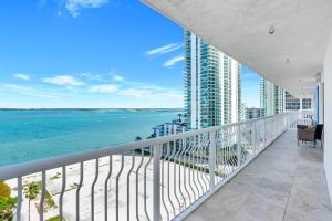 Newly Renovated 3BR Condo with Bay Views and Parking