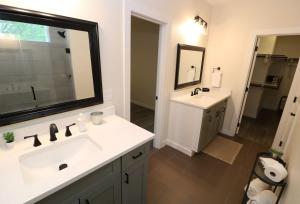 2 Western Homes 6 King Beds