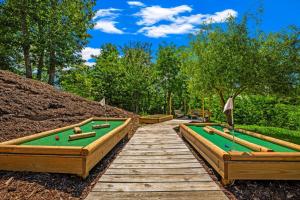 4 Br Smoky Mtn Retreat-Game Room-Fire Pit-Hot Tub