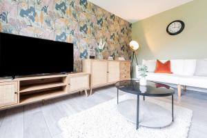 Chic 4bd Manchester Abode - Free Parking - Snooker