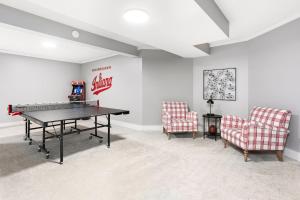 Little 5 Condo King Beds Ping-pong Garage