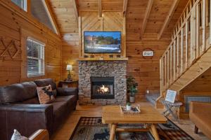 Escape to the Smokies- Pool, hot tub, cozy cabin, Pigeon Forge