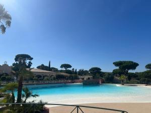 Chalet californien climatisé 6 personnes dans domaine privé avec piscine