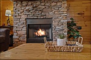 Escape to the Smokies- Pool, hot tub, cozy cabin, Pigeon Forge