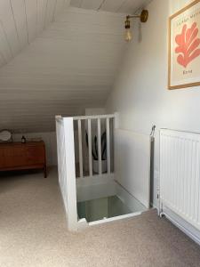 Chic Seaside Cottage with Sunny Garden and BBQ, Close to Beach and High Street