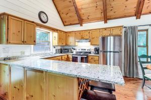 Picturesque Mountain Cabin with Hot Tub and Fire Pit!