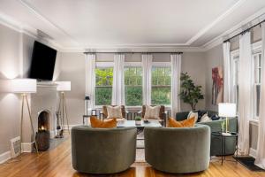 Elegant 3BR Oasis in Dundee Close to Downtown