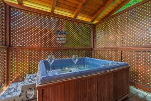 Escape to the Smokies- Pool, hot tub, cozy cabin, Pigeon Forge