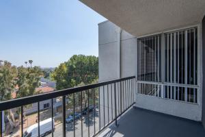 Stylish 2BR Apt with Rooftop Pool & Hollywood Views