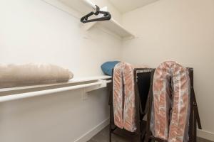 Stylish 2BR Apt with Rooftop Pool & Hollywood Views