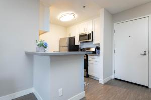 Stylish 2BR Apt with Rooftop Pool & Hollywood Views