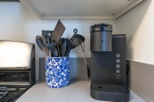 Stylish 2BR Apt with Rooftop Pool & Hollywood Views