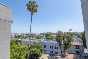 Stylish 2BR Apt with Rooftop Pool & Hollywood Views