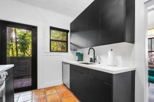 Hacienda Flamingo Unit 1 - Spacious Designer Flat with Sunroom & Style