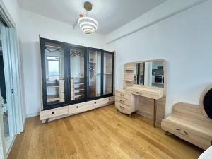 Luxury apt in the 40 plus floor