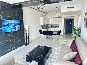 Luxury apt in the 40 plus floor