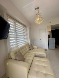 Elegant Suite with Balcony l Free wifi and netflix I Across NAIA T3 Airport