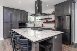 Mariposa Grove Creekside Retreat - To be featured on STAYCATION on the Destination Channel in 2026!