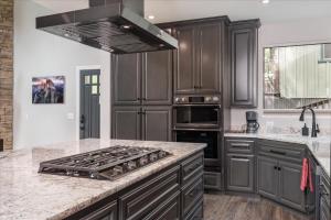 Mariposa Grove Creekside Retreat - To be featured on STAYCATION on the Destination Channel in 2026!