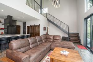 Mariposa Grove Creekside Retreat - To be featured on STAYCATION on the Destination Channel in 2026!