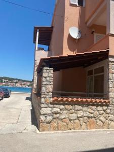 Apartments by the sea Tisno, Murter - 5113