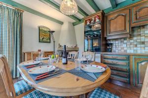 Cozy Alpine Chalet-Style Apartment with Ski-In Access & Parking - Val Thorens