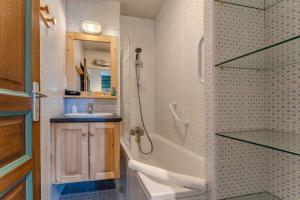 Cozy Alpine Chalet-Style Apartment with Ski-In Access & Parking - Val Thorens