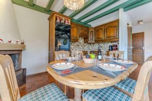 Cozy Alpine Chalet-Style Apartment with Ski-In Access & Parking - Val Thorens