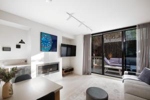 Luxury South Yarra Base - Central & Free Parking