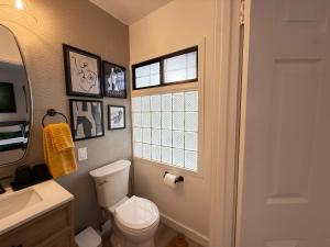 Modern Duplex with 6 beds and Sofa bed in Miracle Mile Longwood