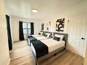 Modern Duplex with 6 beds and Sofa bed in Miracle Mile Longwood