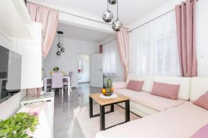 Apartments with parking space Kastel Kambelovac, Kastela - 21645