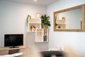 Belle Escapes - Beachside Apartment in Glenelg