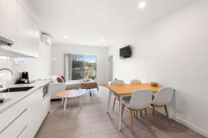 Modern 2 Bed Apartment with BBQ - 6 Min walk to beach