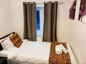 Modern & Spacious - Walk to London ExCEL- Parking