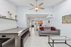 Walk to Downtown - 3BR with Hot Tub & Games