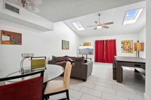 Walk to Downtown - 3BR with Hot Tub & Games