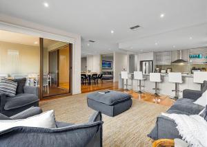 Stunning Home Alfresco Entertainment Jacuzzi